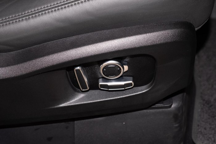 2025 Land Rover Defender 130 D350 X-Dynamic SE