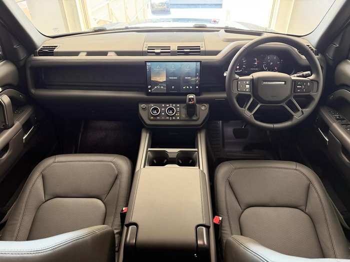 2025 Land Rover Defender 130 D350 X-Dynamic SE