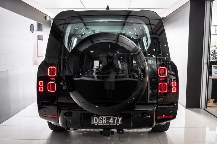 2025 Land Rover Defender 130 D350 X-Dynamic SE