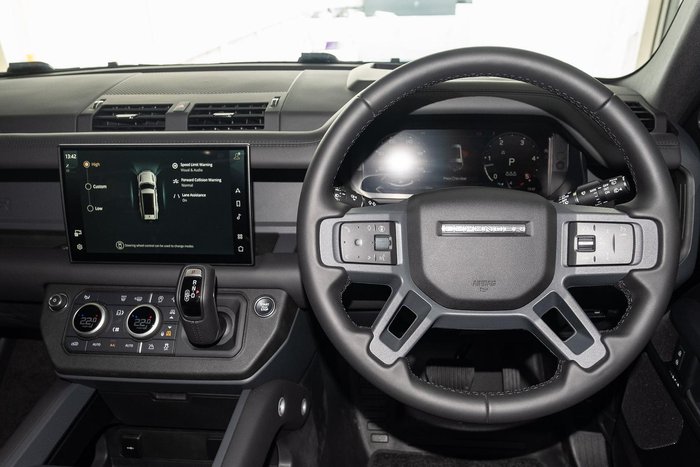 2025 Land Rover Defender 130 D350 X-Dynamic SE