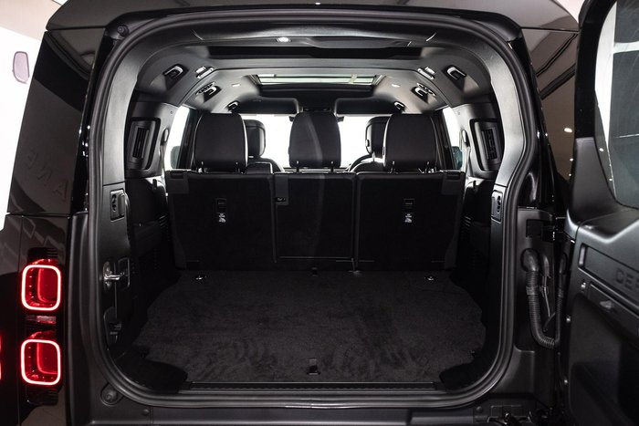 2025 Land Rover Defender 130 D350 X-Dynamic SE