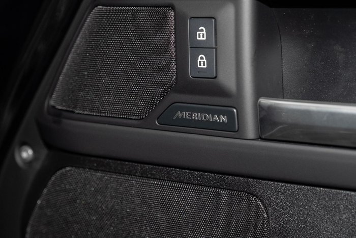 2025 Land Rover Defender 130 D350 X-Dynamic SE