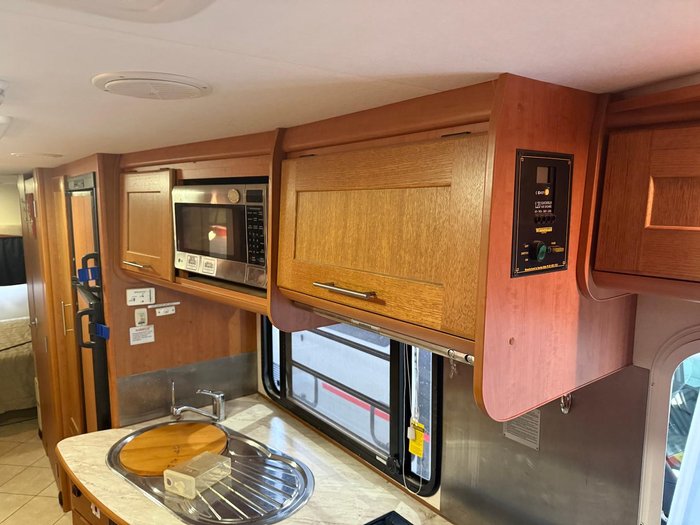 2009 Winnebago Longreach