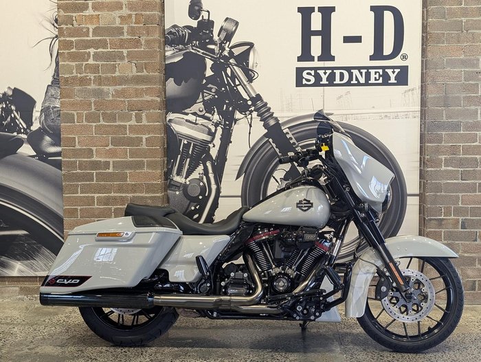 2020 Harley-Davidson CVO Street Glide 117 (FLHXSE) Touring