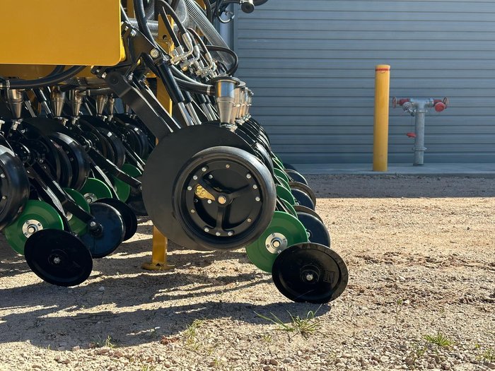 0 SERAFIN ULTISOW STPL 8M FOLDING LINKAGE BAR SINGLE DISC SEEDER NEW YELLOW