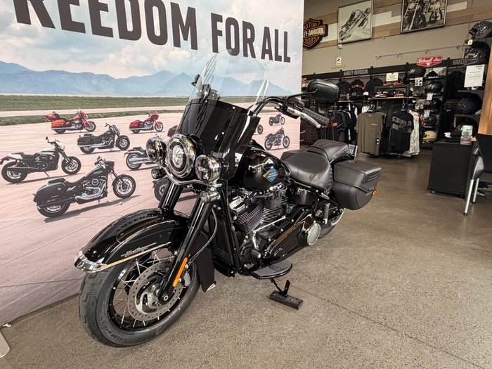 2025 Harley-davidson FLHC HERITAGE CLASSIC (117) Vivid Black