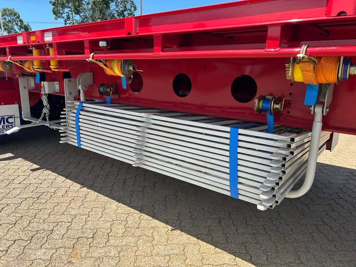 2025 CIMC 45' / 13.7M Flat Top B Trailer, In Brisbane Red