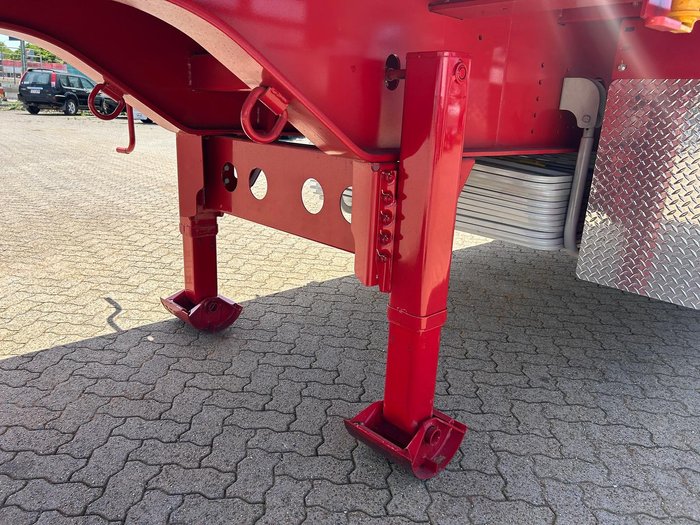 2025 CIMC 45' / 13.7M Flat Top B Trailer, In Brisbane Red