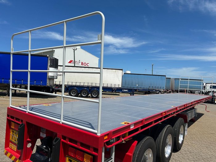2025 CIMC 45' / 13.7M Flat Top B Trailer, In Brisbane Red