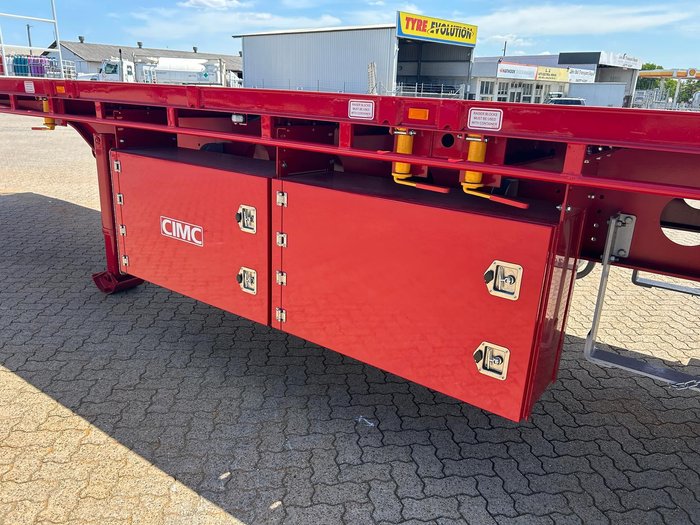 2025 CIMC 45' / 13.7M Flat Top B Trailer, In Brisbane Red