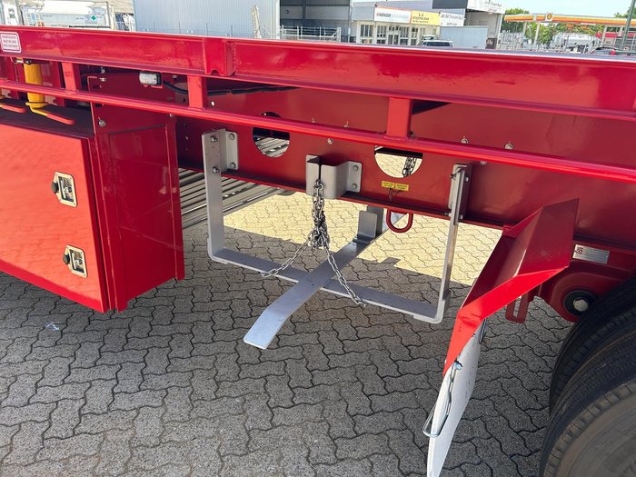 2025 CIMC 45' / 13.7M Flat Top B Trailer, In Brisbane Red