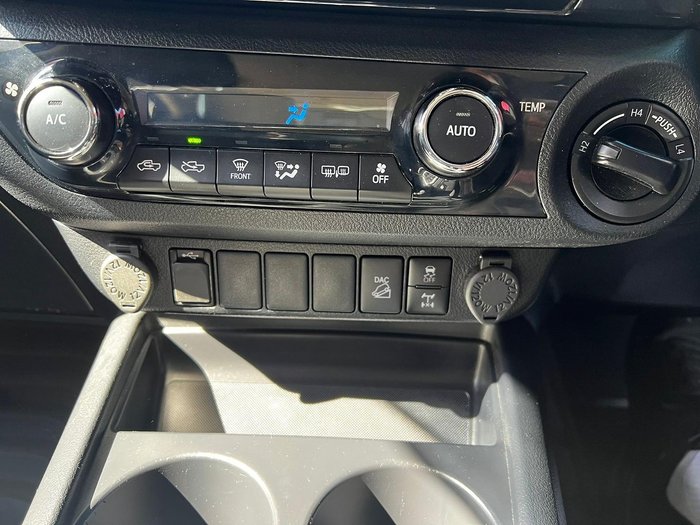 2020 Toyota Hilux SR5