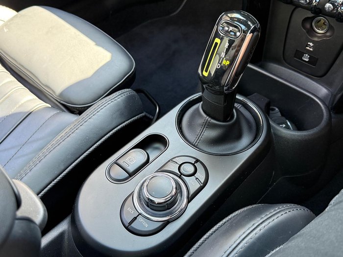 2022 MINI Hatch Cooper SE MINI Yours F56 LCI-2 Midnight Black II