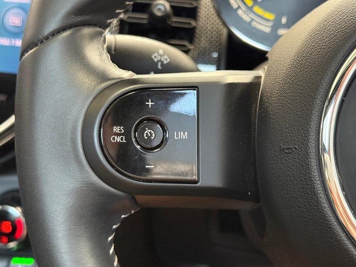 2022 MINI Hatch Cooper SE MINI Yours F56 LCI-2 Midnight Black II