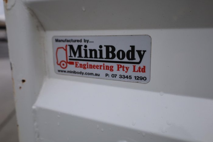 2022 Isuzu Nps75-155 4x4 Tray with Crane White