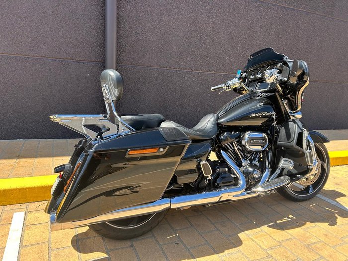 2017 Harley-Davidson CVO Street Glide 114 (FLHXSE) Touring Black