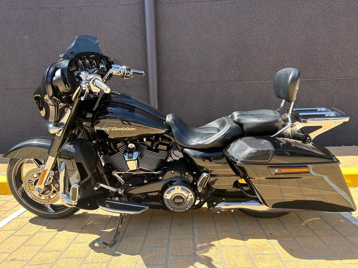 2017 Harley-Davidson CVO Street Glide 114 (FLHXSE) Touring Black