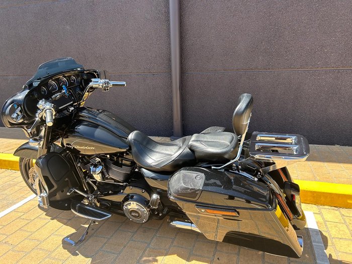 2017 Harley-Davidson CVO Street Glide 114 (FLHXSE) Touring Black