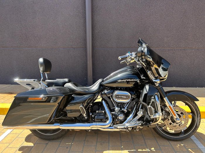 2017 Harley-Davidson CVO Street Glide 114 (FLHXSE) Touring Black