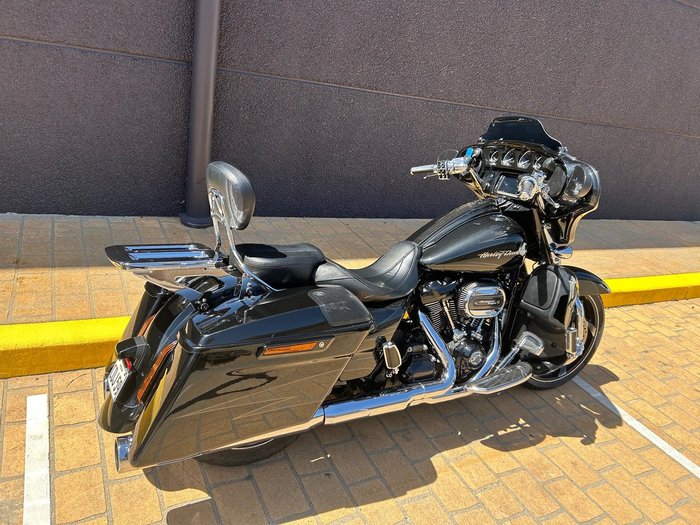 2017 Harley-Davidson CVO Street Glide 114 (FLHXSE) Touring Black