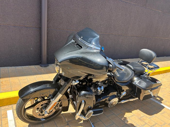 2017 Harley-Davidson CVO Street Glide 114 (FLHXSE) Touring Black