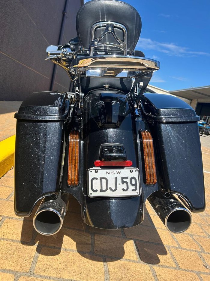 2017 Harley-Davidson CVO Street Glide 114 (FLHXSE) Touring Black