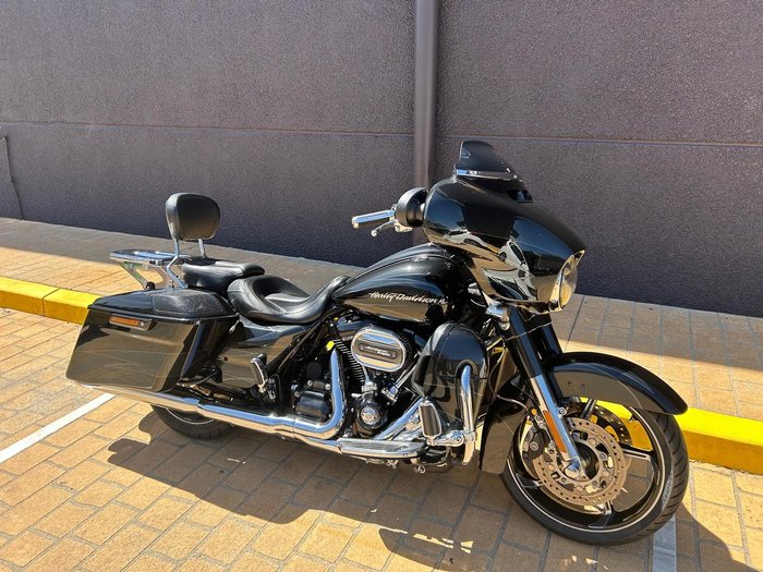 2017 Harley-Davidson CVO Street Glide 114 (FLHXSE) Touring Black