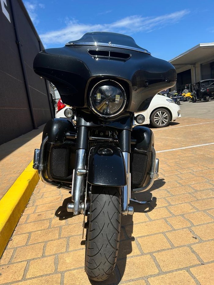 2017 Harley-Davidson CVO Street Glide 114 (FLHXSE) Touring Black