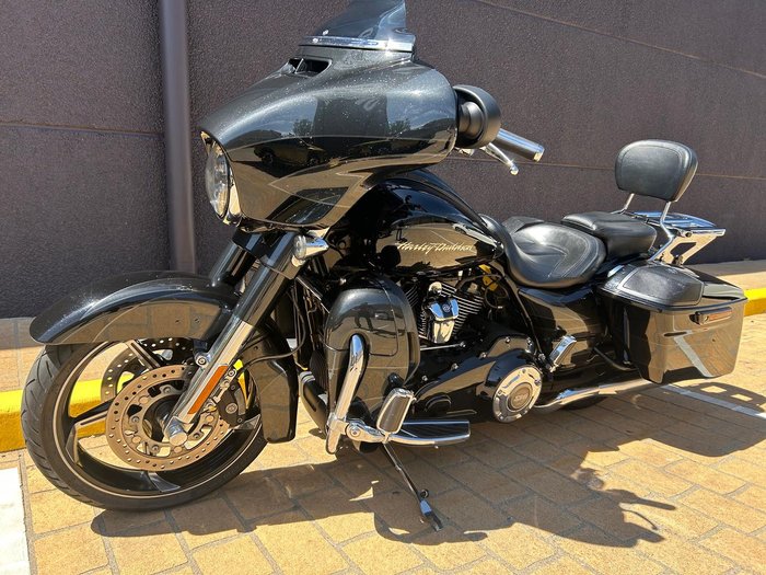 2017 Harley-Davidson CVO Street Glide 114 (FLHXSE) Touring Black