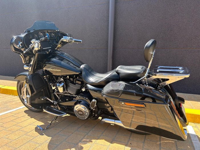 2017 Harley-Davidson CVO Street Glide 114 (FLHXSE) Touring Black