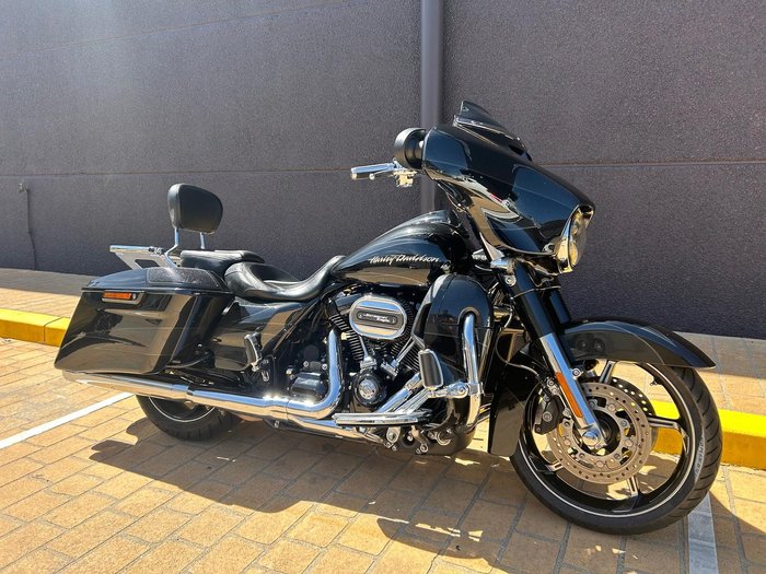 2017 Harley-Davidson CVO Street Glide 114 (FLHXSE) Touring Black