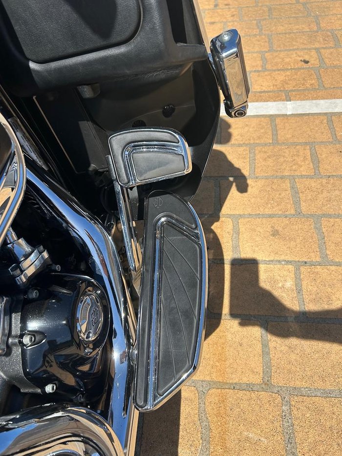 2017 Harley-Davidson CVO Street Glide 114 (FLHXSE) Touring Black