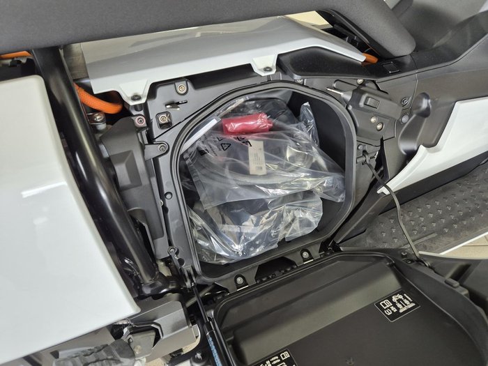 2024 BMW CE 04 CE White