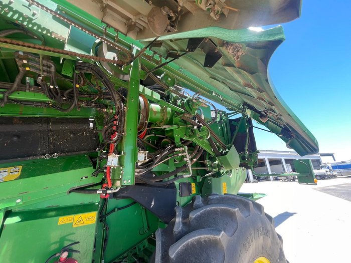 2017 John Deere S680 Combine & 640D Draper Front