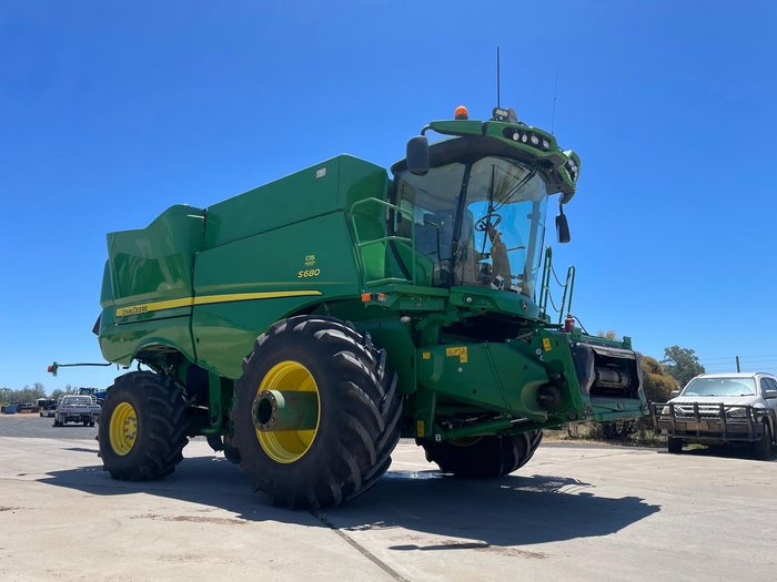 2017 John Deere S680 Combine & 640D Draper Front