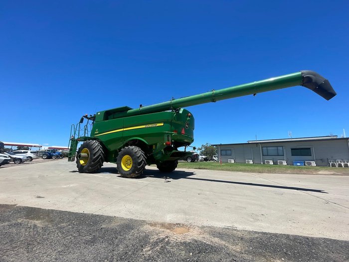 2017 John Deere S680 Combine & 640D Draper Front