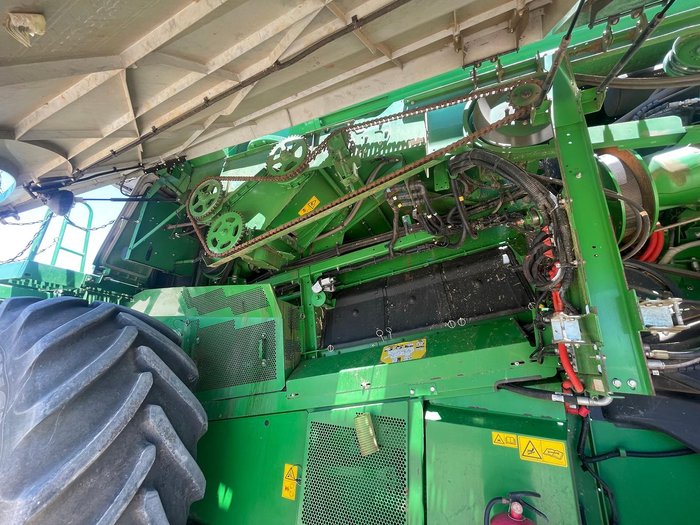 2017 John Deere S680 Combine & 640D Draper Front