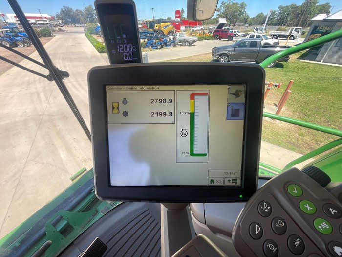 2017 John Deere S680 Combine & 640D Draper Front