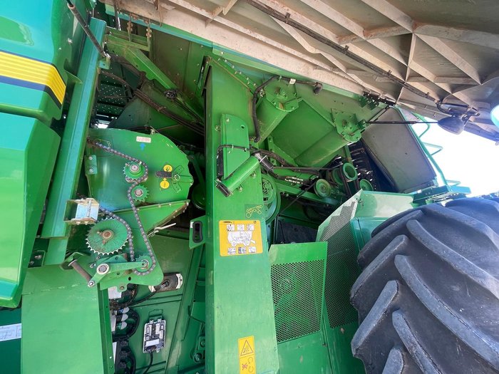 2017 John Deere S680 Combine & 640D Draper Front