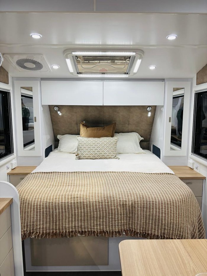 2025 Wonderland RV Amaroo 19Ft Rear Entry Door