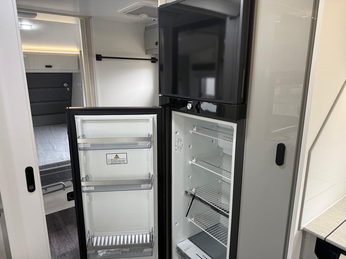 2025 JB Caravans Scorpion Sting Air 23'6 Rd Club