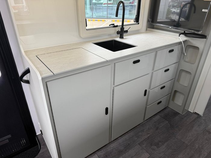 2025 JB Caravans Scorpion Sting Air 23'6 Rd Club