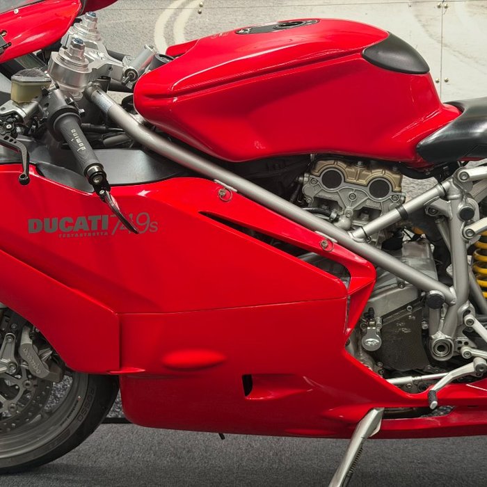 2004 DUCATI 749 Red