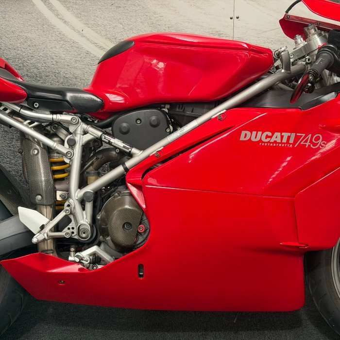 2004 DUCATI 749 Red