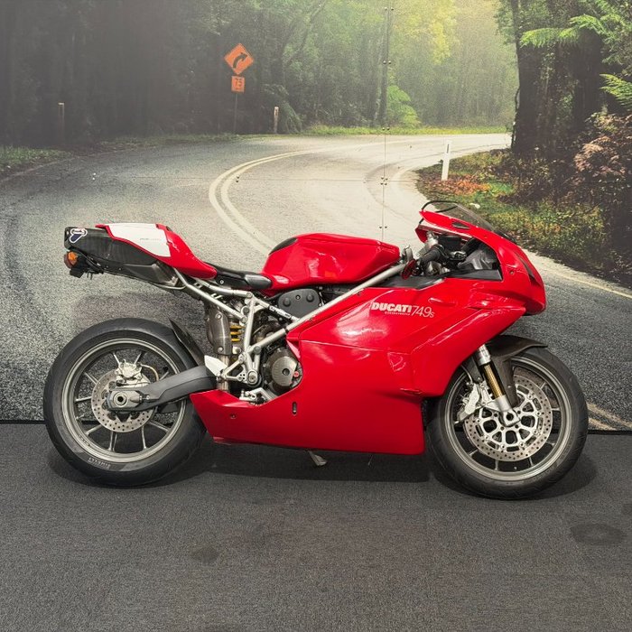 2004 DUCATI 749 Red