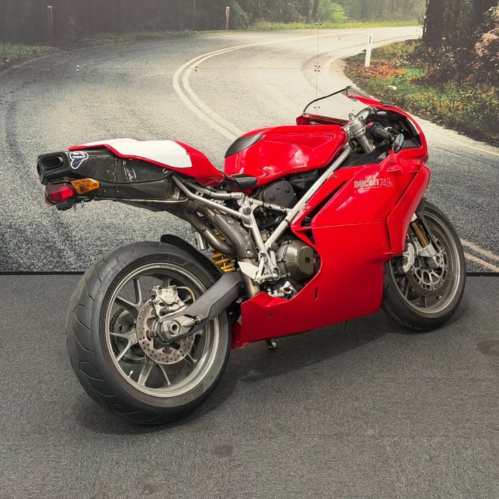 2004 DUCATI 749 Red