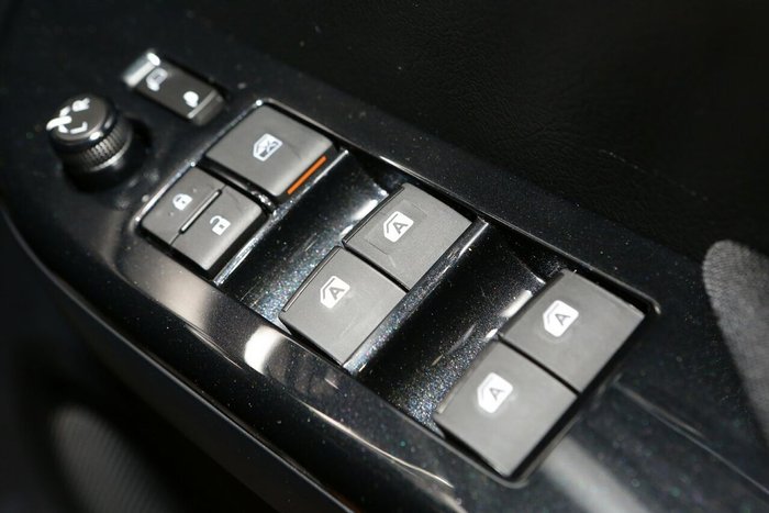 2025 Toyota Hilux SR5 48V