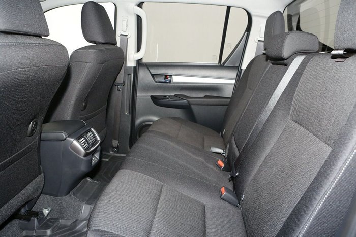 2025 Toyota Hilux SR5 48V