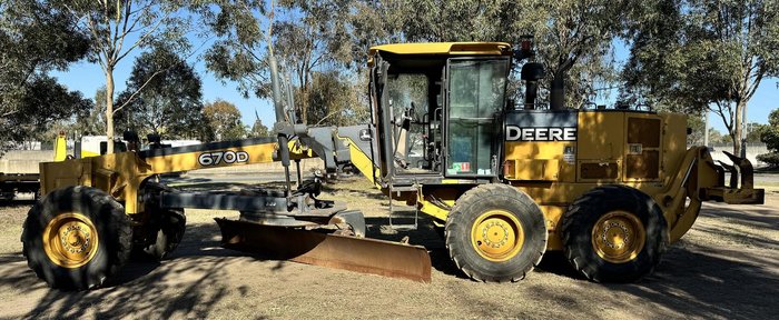 John Deere 670D Grader