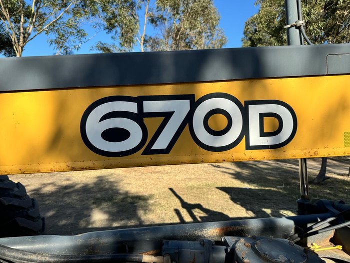 John Deere 670D Grader